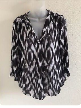a.n.a Black & White Ikat Split-Neck Tunic Top